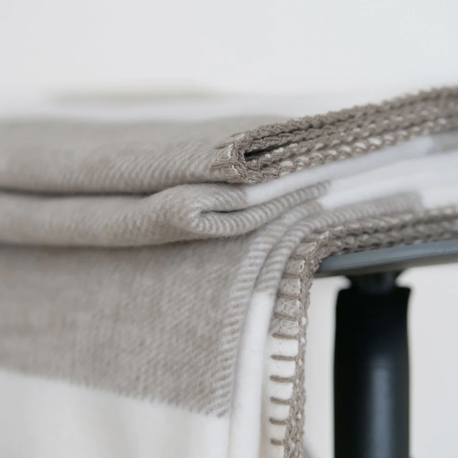 riema-germany-kuscheldecke-bio-baumwolle-stine-streifen-taupe-detail2_900x