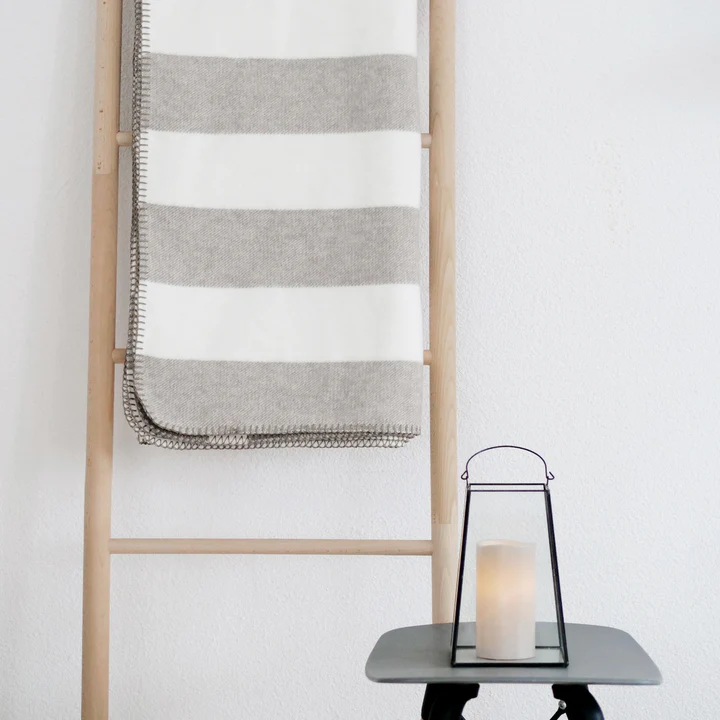 riema-germany-kuscheldecke-bio-baumwolle-stine-streifen-taupe-leiter_720x
