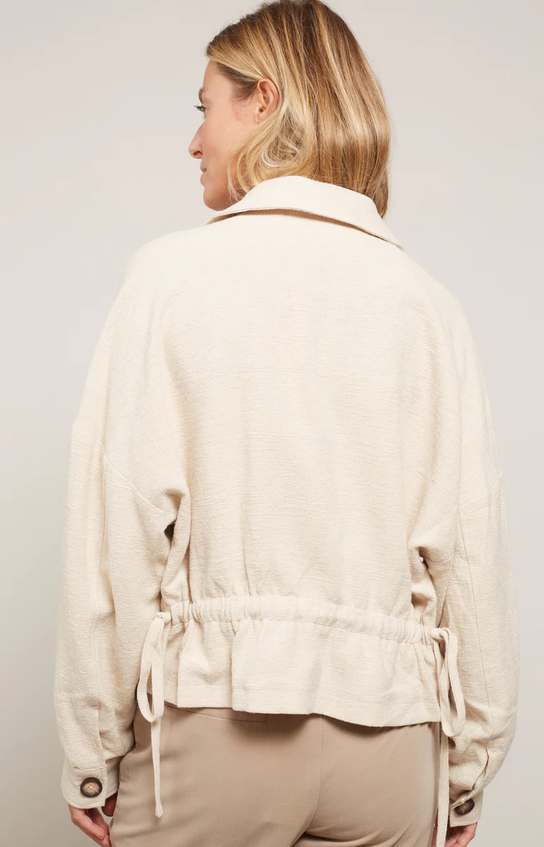 jacke-im-oversize-schnitt-mit-taschen-knopfen-und-kordelzug-summer-sand_3f6f5bcf-b9b2-43ca-be59-83e48c0c472e_768x