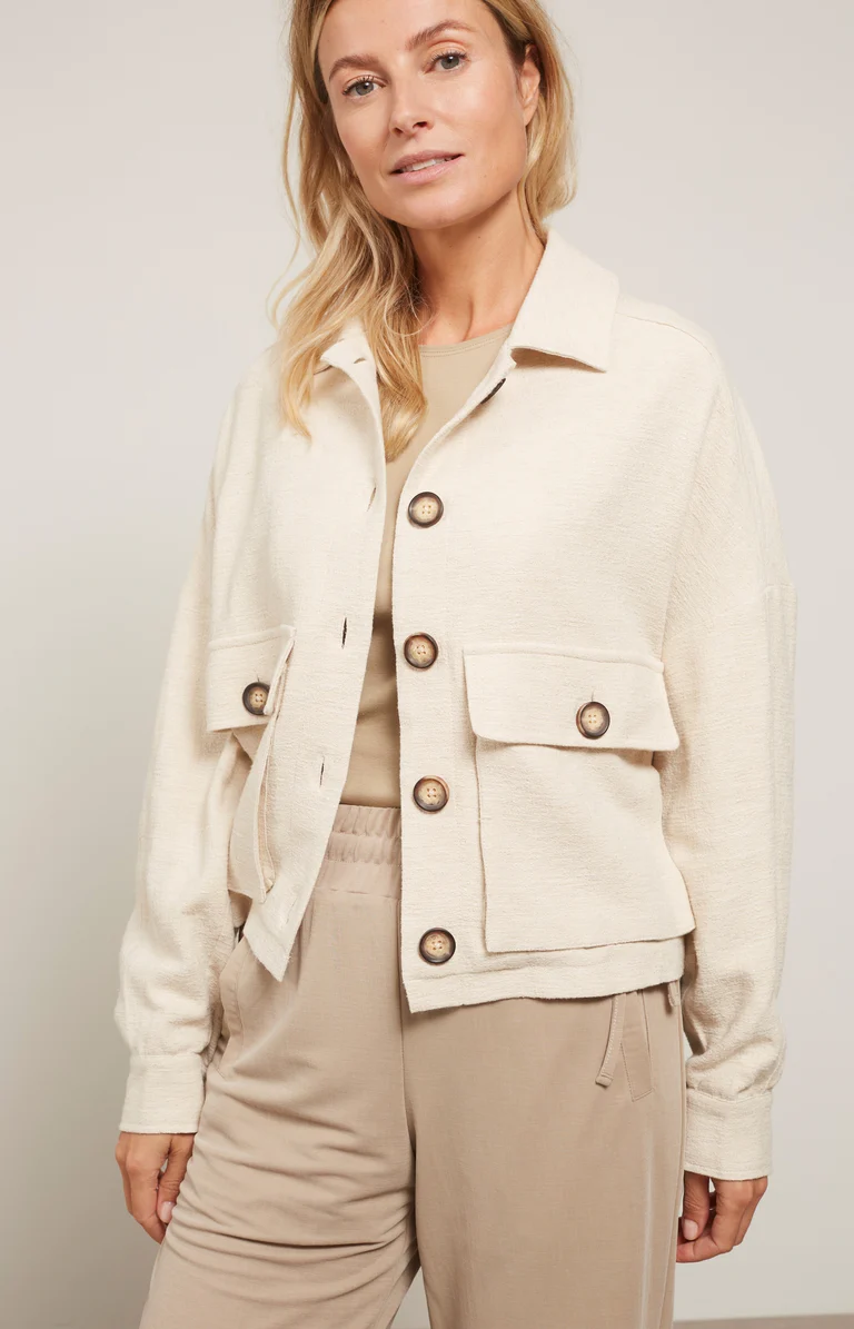 jacke-im-oversize-schnitt-mit-taschen-knopfen-und-kordelzug-summer-sand_912ab088-ec97-4e4c-9c88-9c8077e831f9_768x