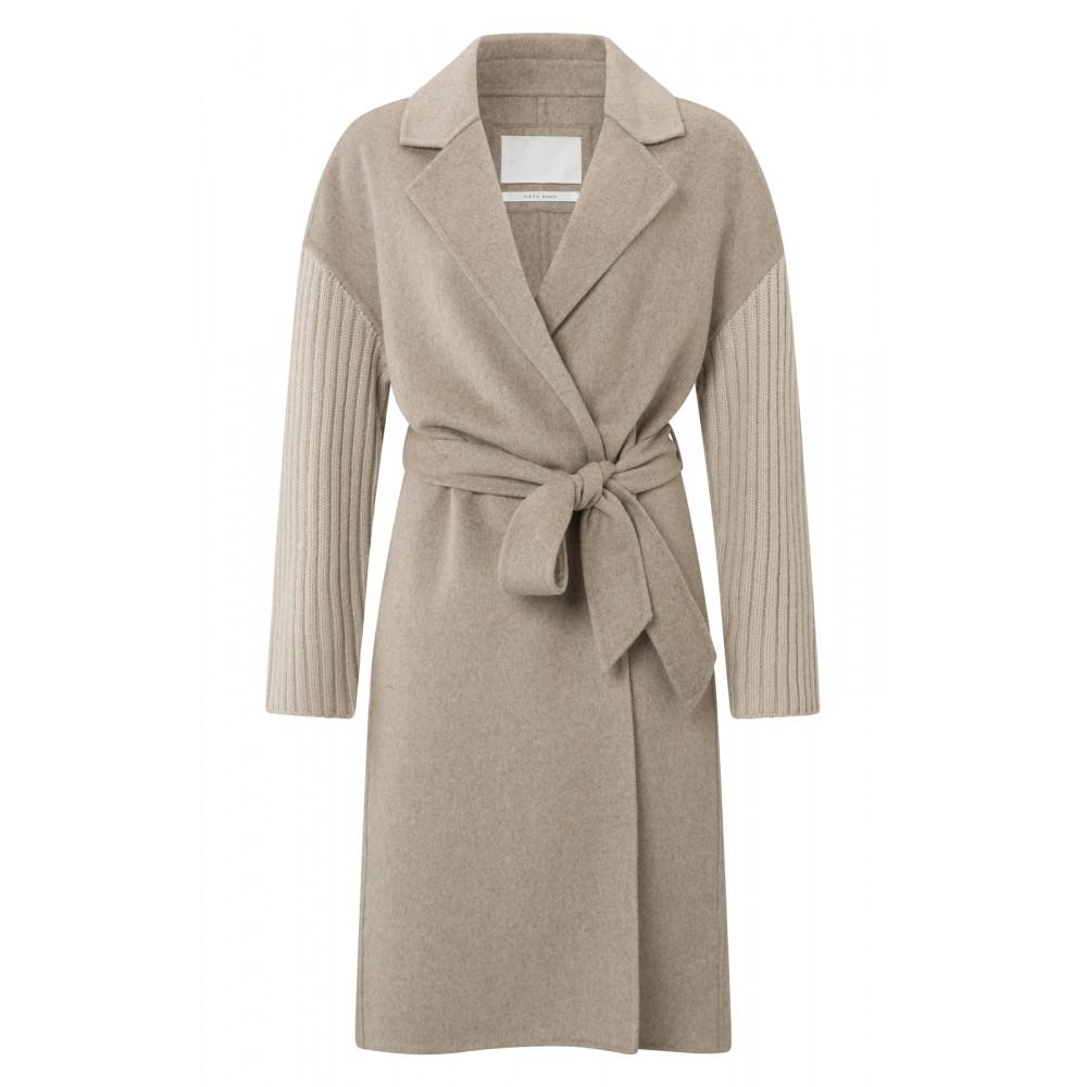 02-011010-308 langmantel-mit-kragen-langen-strickarmeln-und-taillenband