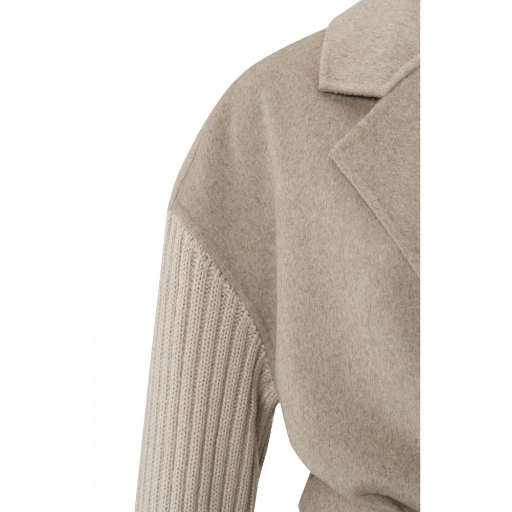 02-011010-308 langmantel-mit-kragen-langen-strickarmeln-und-taillenband3